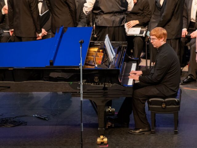 https://vocalartsfairfax.org/staging/6973/wp-content/uploads/2024/07/FCS-60th-Andy-at-piano-resized-87-of-428-640x480.jpg